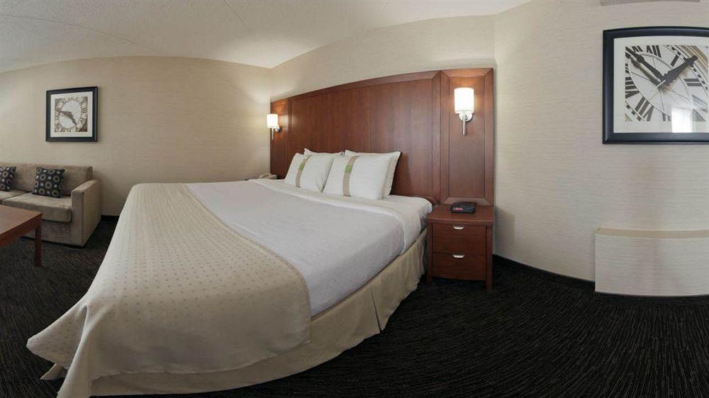 Holiday Inn Oakville Centre By Ihg Exterior photo