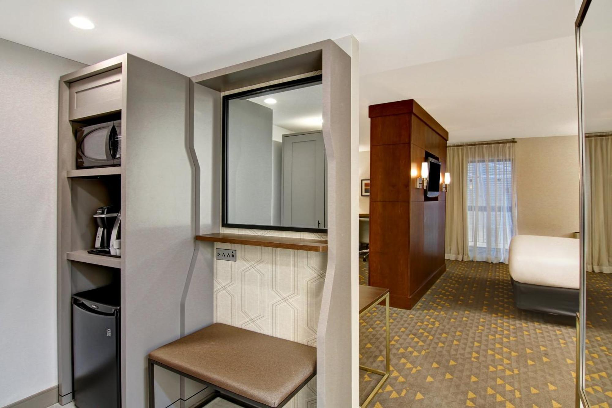 Holiday Inn Oakville Centre By Ihg Exterior photo