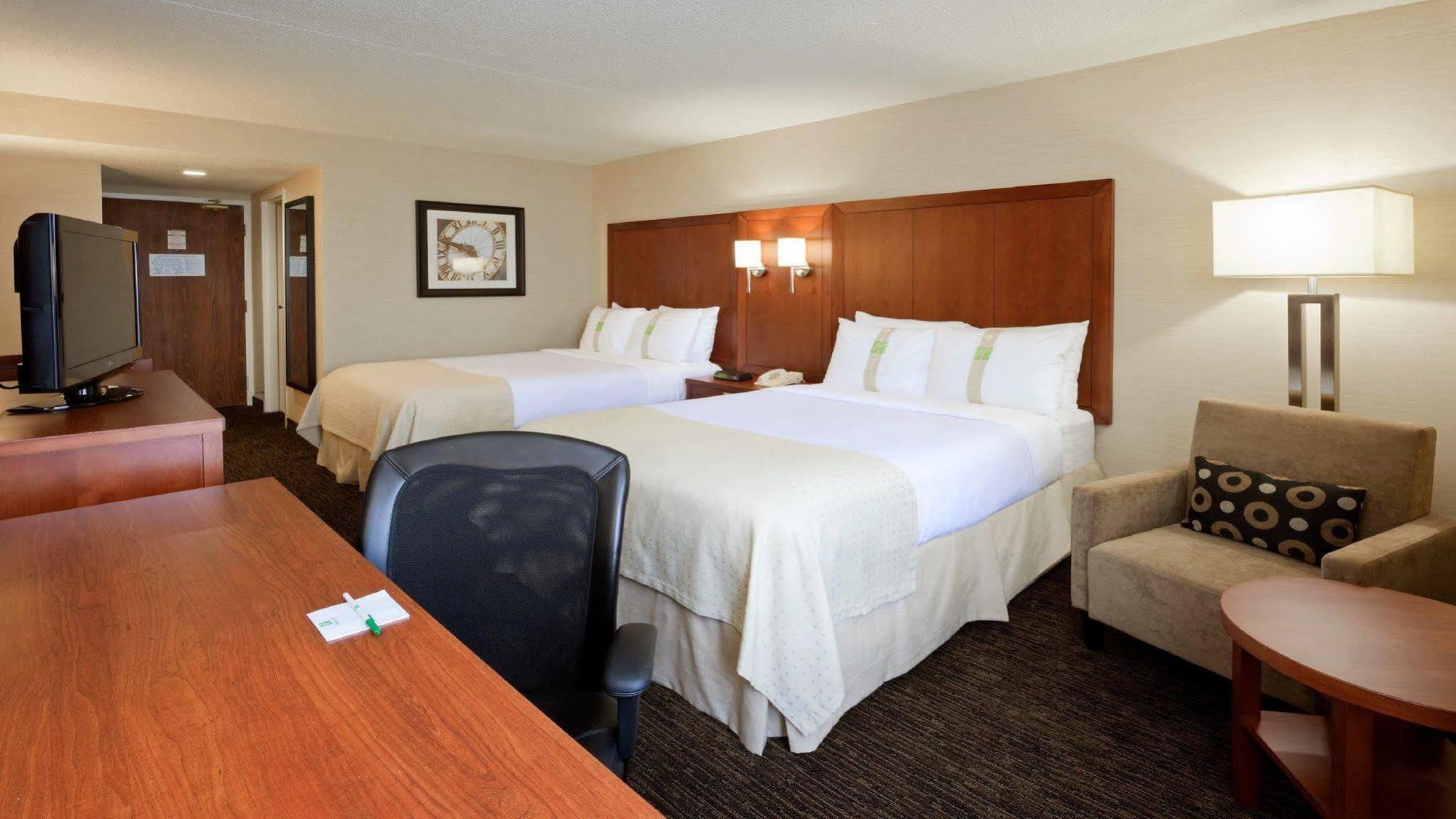 Holiday Inn Oakville Centre By Ihg Exterior photo