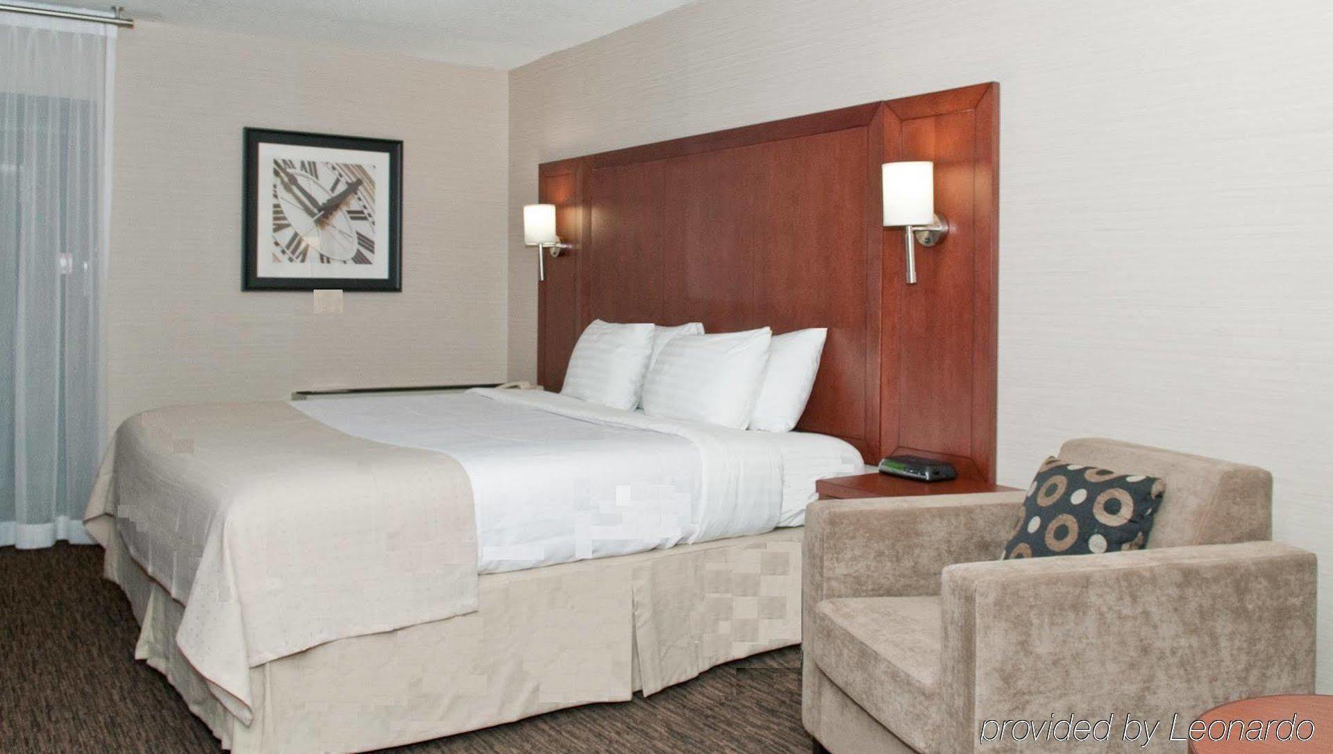 Holiday Inn Oakville Centre By Ihg Exterior photo